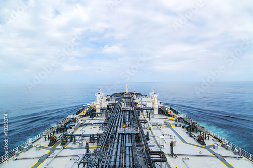 Fotografi Big grey oil tanker underway in the open sea.