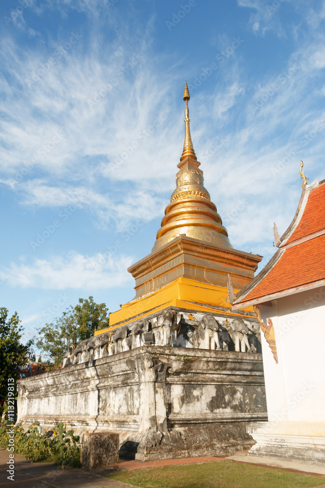 Fototapeta premium Giant golden pagoda