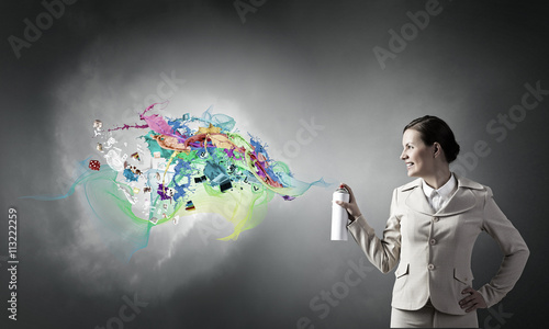 Fototapeta Naklejka Na Ścianę i Meble -  Woman use paint spray