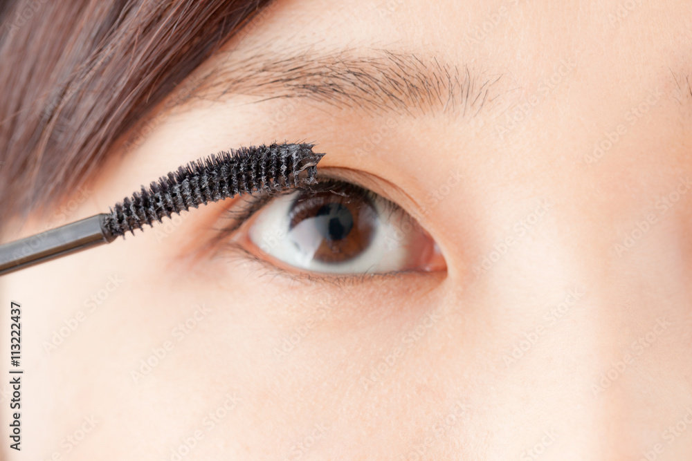 Obraz premium マスカラを塗る女性