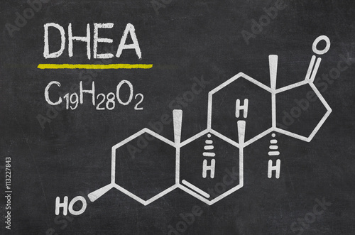 Schiefertafel mit der chemischen Formel von DHEA