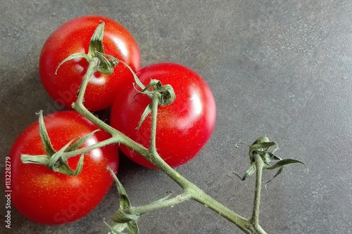 Strauchtomaten
Drei reife Strauchtomaten sind noch an einem Blütenstand.
 photo