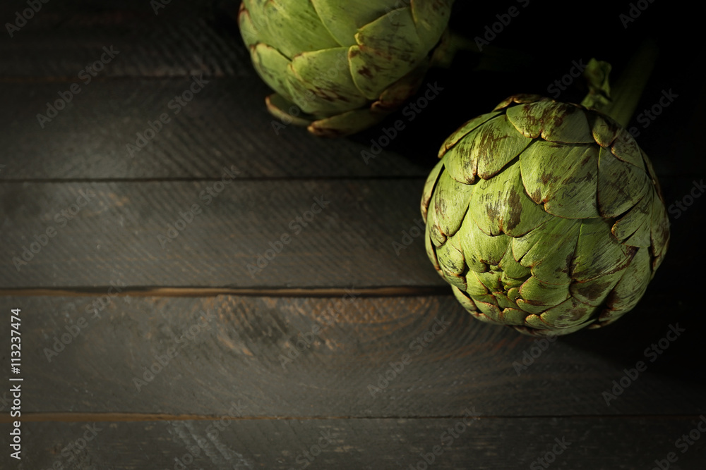 Obraz premium Artichokes on wooden background