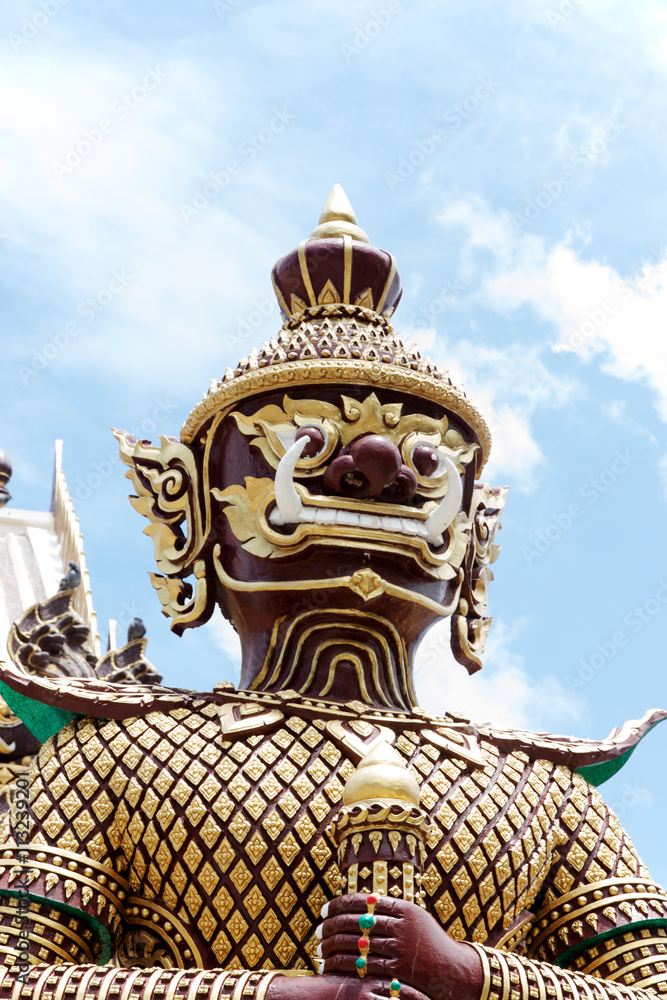 Fototapeta premium Giant Statue in Temple