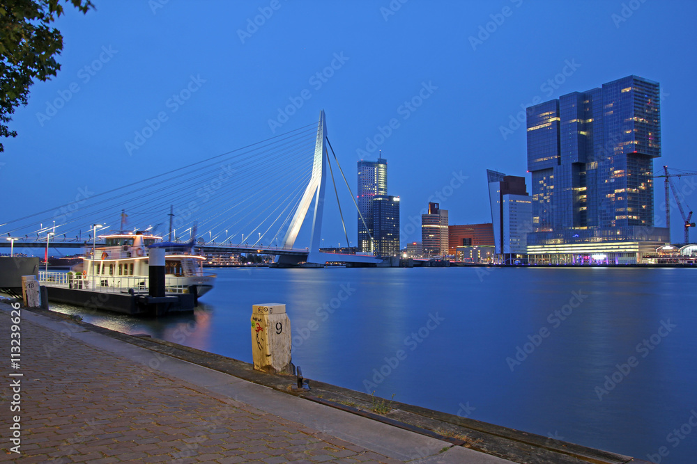Erasmusbrücke bei Nacht, Rotterdam, Niederlande Erasmusbrücke bei Nacht, Rotterdam, Niederlande