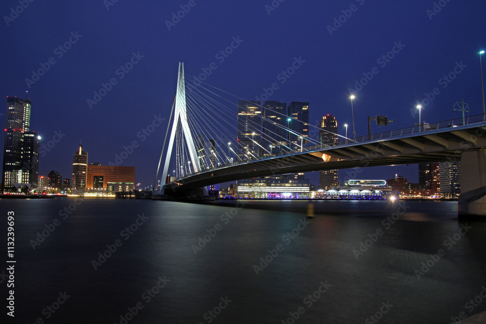 Erasmusbrücke bei Nacht, Rotterdam, Niederlande