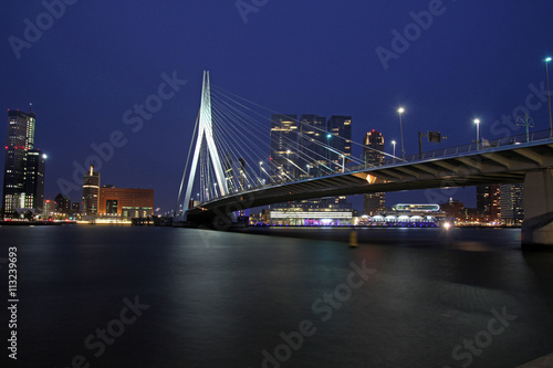 Erasmusbrücke bei Nacht, Rotterdam, Niederlande © Schlierner