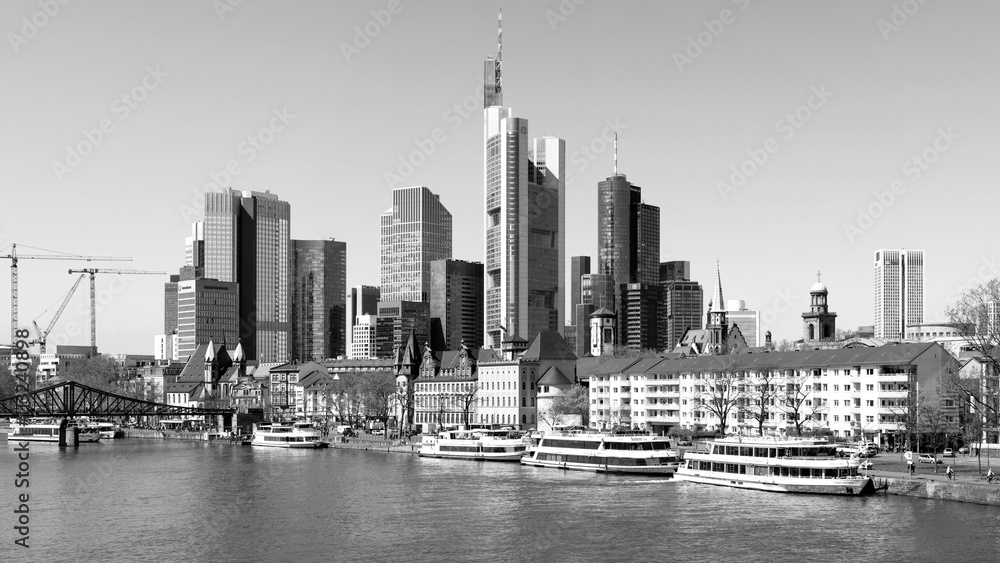 Fototapeta premium Frankfurt am Main, Blick von der Alten Brücke (April 2016)
