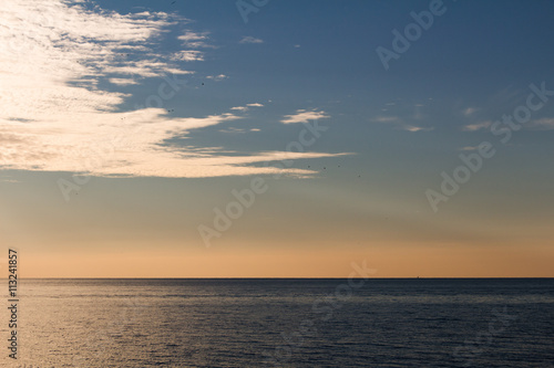 Meer, Sonnenstrahlen und Wolken