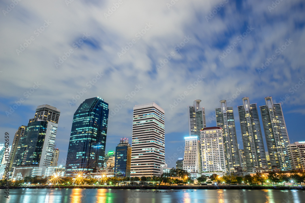 Obraz premium night cityscape Suan benja kitti in Bangkok ,Thailand. 