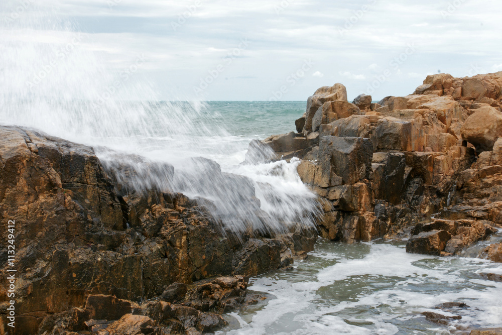 Fototapeta premium rocks and waves 5
