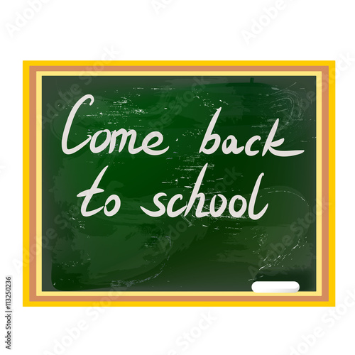  "Come back to school" mit der Hand auf eine grünen Tafel aus der Schule geschrieben