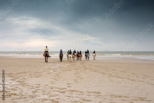 Konstfotografi randonnée équestre sur la plage