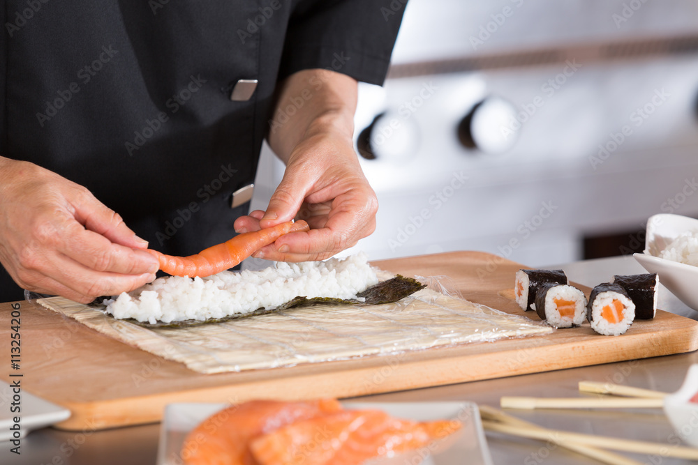 Chef preparing sushi - obrazy, fototapety, plakaty 
