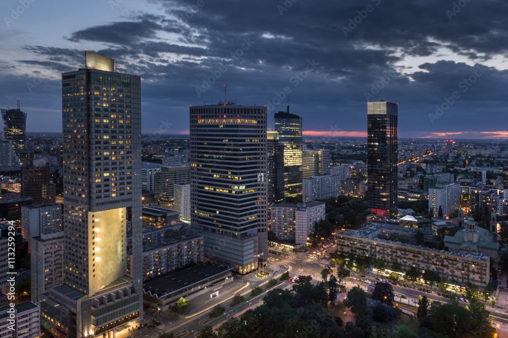 Naklejka premium Widok z lotu ptaka Warsaw Financial Center w nocy