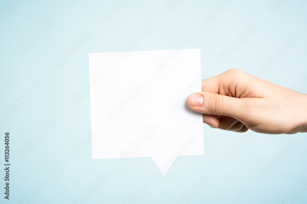Obraz premium Blank speech bubble on blue background. White copy space.