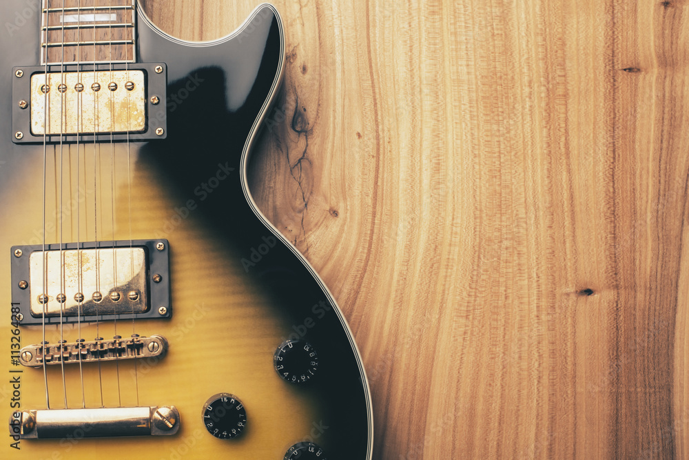 Obraz premium Electric guitar on natural wood