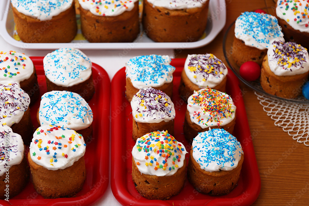 Easter cakes on trays Easter cakes on trays