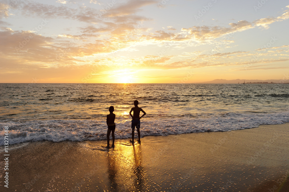 Naklejka premium Boys Beach Sunset