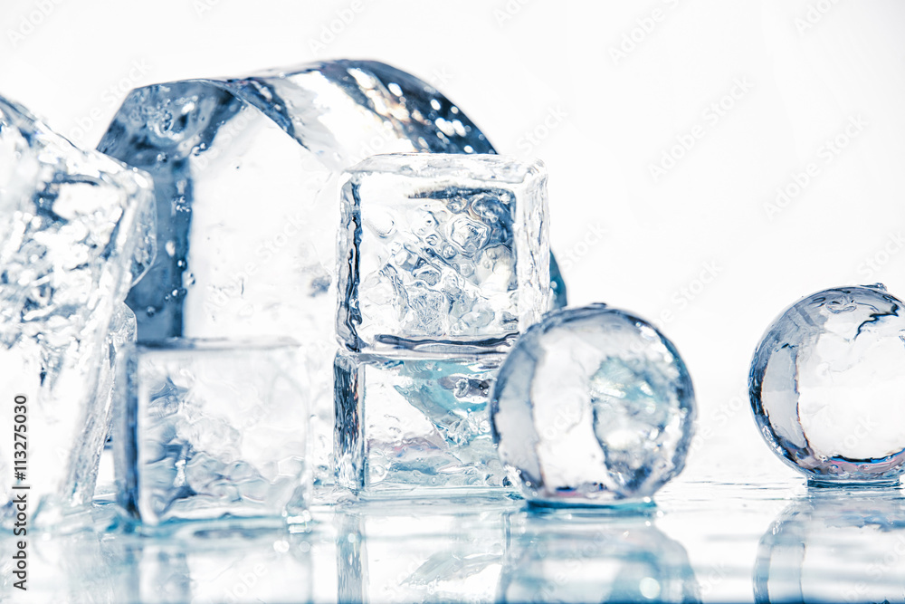 Obraz premium Ice cubes and balls
