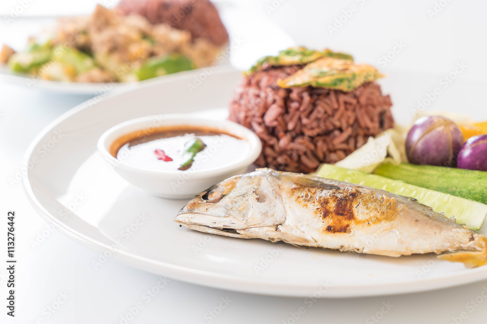 Fried mackerel with shrimp paste sauce and berry rice Fried mackerel with shrimp paste sauce and berry rice
