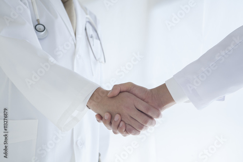 握手する2人の医師の手元