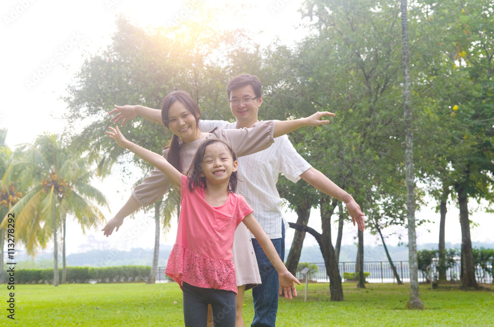 Fototapeta premium happy Asian family