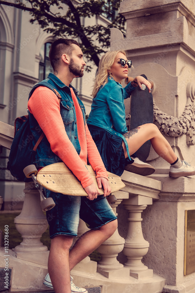 Obraz premium Casual longboarders posing in a town.