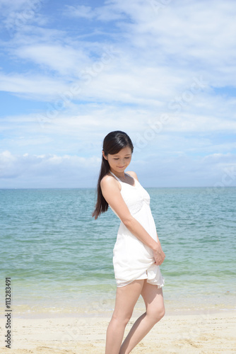沖縄の海で寛ぐ女性 © Liza5450