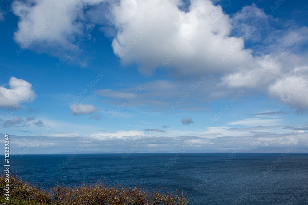Wolken über der Staffin Bay - Isle of Skye - Schottland