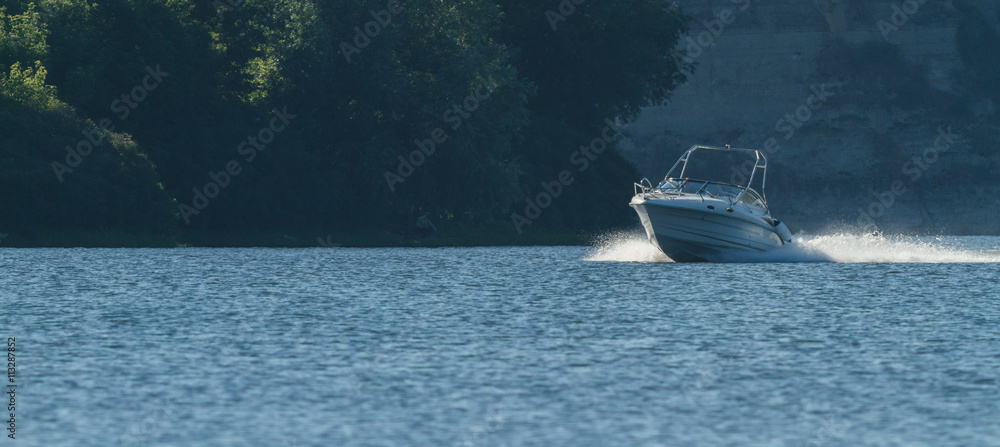 Fototapeta premium white boat rides