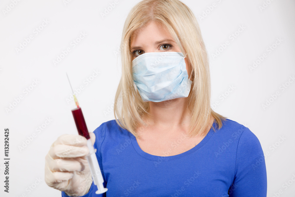 Krankenschwester mit Spritze und Blutprobe