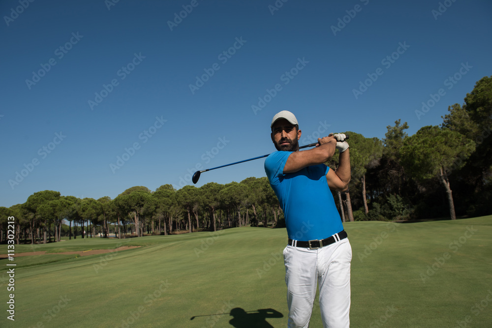 Obraz premium golf player hitting shot