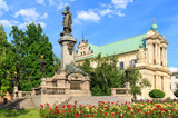 Warszawa, pomnik Adama Mickiewicza na Krakowskim Przedmieściu. W tle Kościół Wizytek - styl barokowy