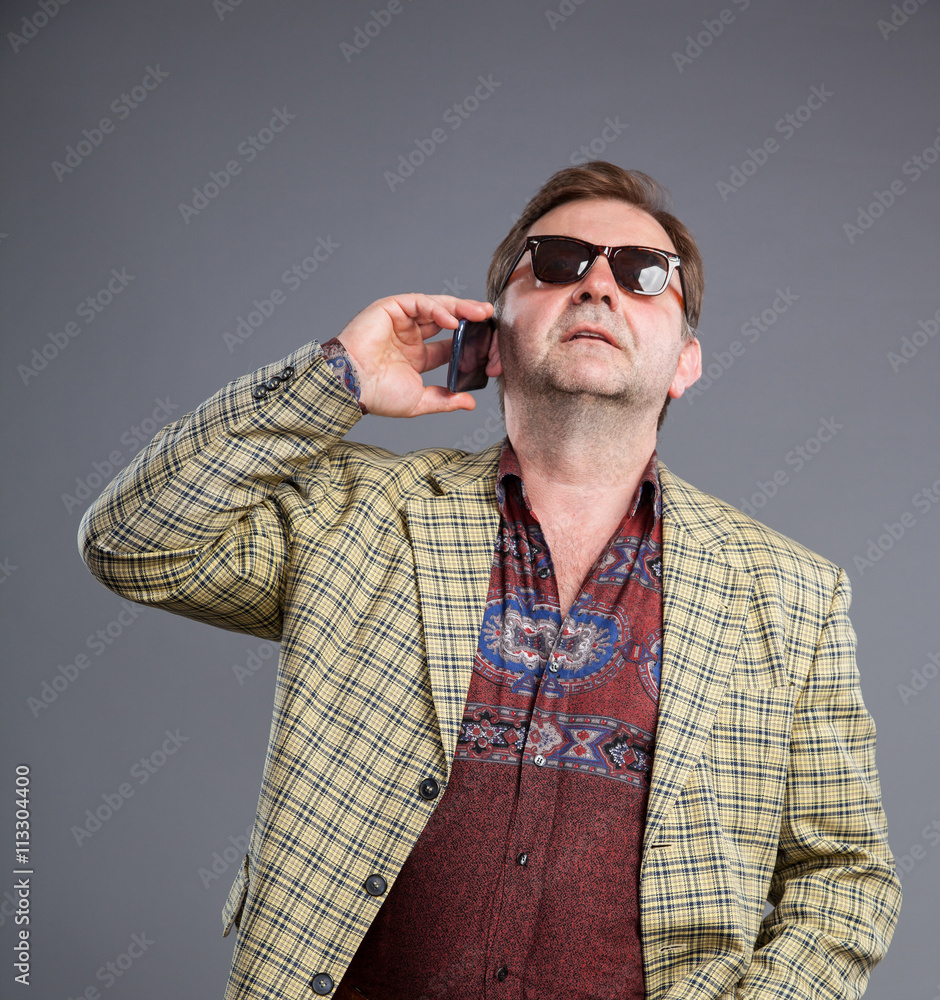 Obraz premium Adult man speaking on the cellphone