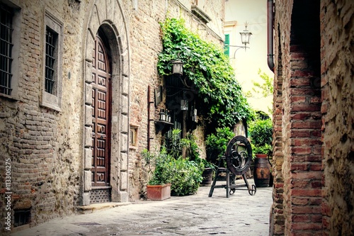 wąska, urocza uliczka we Włoszech