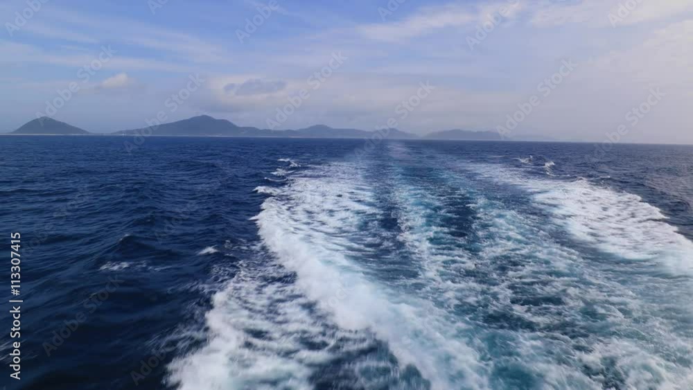 美しい沖縄の海と航跡 美しい沖縄の海と航跡