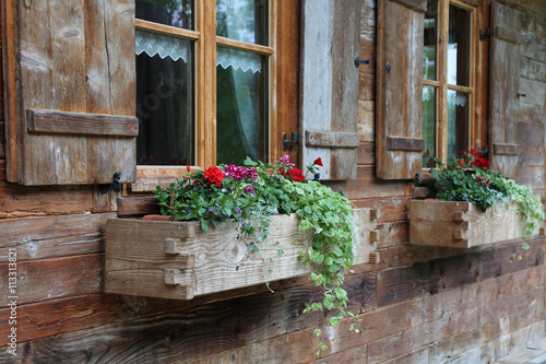 Blumenkästen an einem alten Haus aus Holz photo