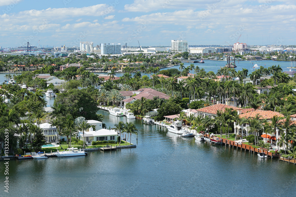 Obraz premium Aerial view of Fort Lauderdale's skyline, waterfront homes and the Intracoastal Waterway.