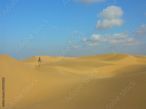 promeneur sur des dunes