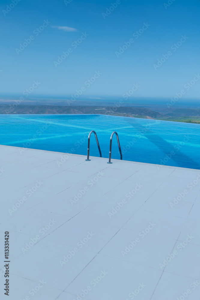 Obraz premium Infinity pool on the bright summer day