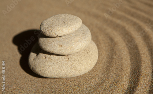 galets sur le sable superposés