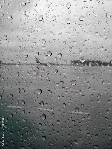 Самолет на взлетной полосе в дождь