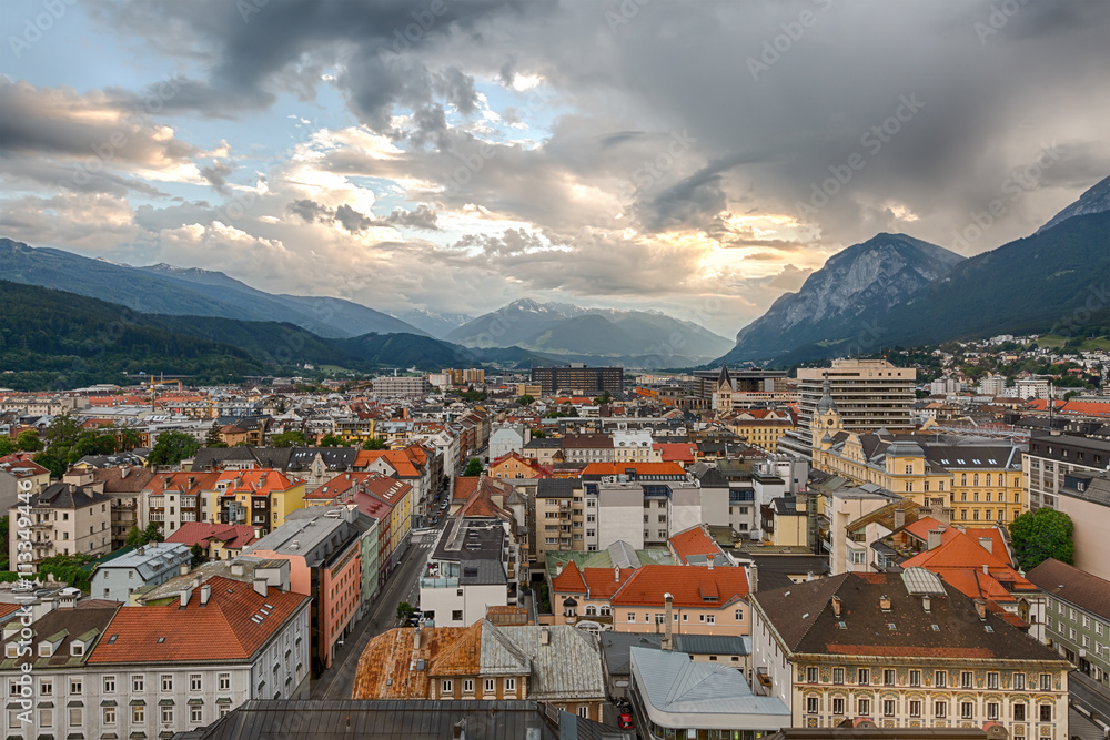 Sonnenuntergang über den Dächern von Innsbruck, Österreich