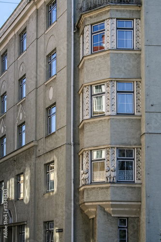 Jugendstil-Gebäude mit Erkerfenstern