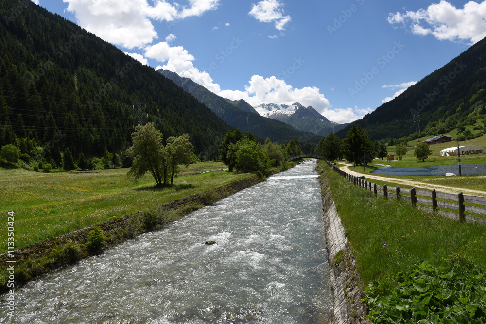Fototapeta premium lago di montagna laghi fiume acqua aria pura aria pulita benessere