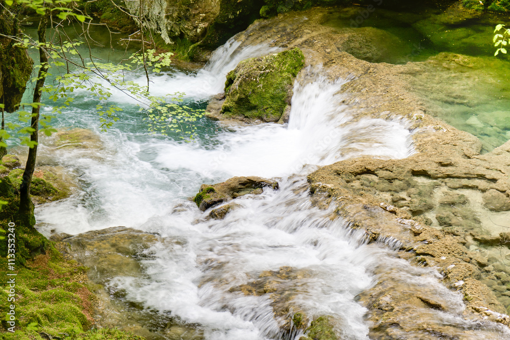 Obraz premium Torrente en la ruta del Nacedero del río Uredera