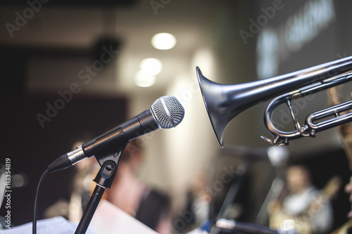 Trąbka jest nagrywana przez mikrofon na koncercie muzycznym photo