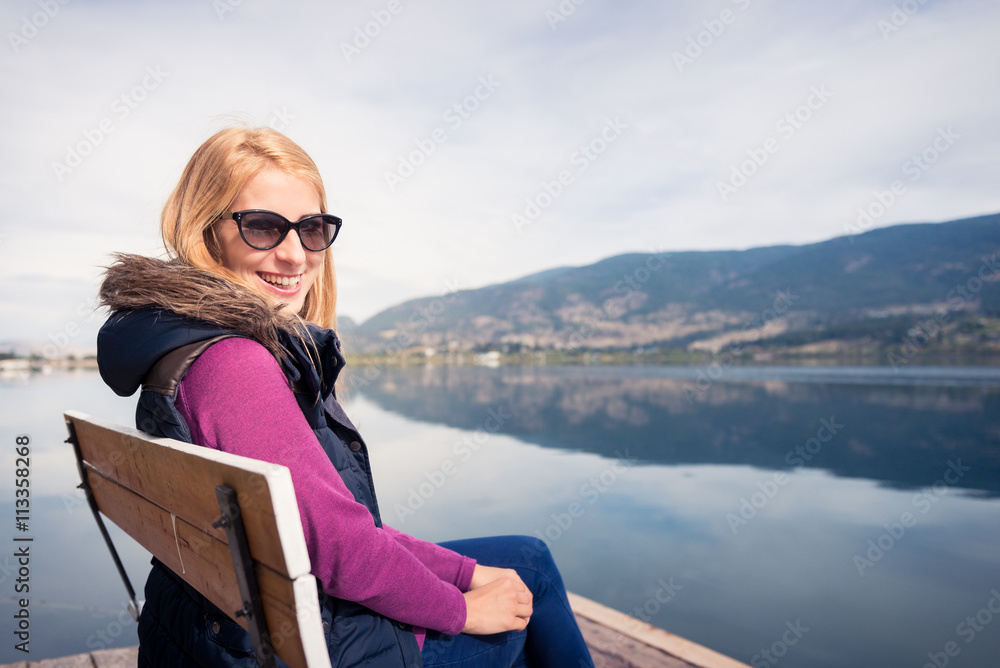 Fototapeta premium Beautiful girl on a bench