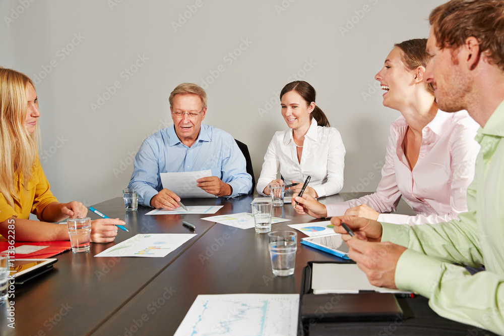 Obraz premium Chef leitet Meeting für Business Team